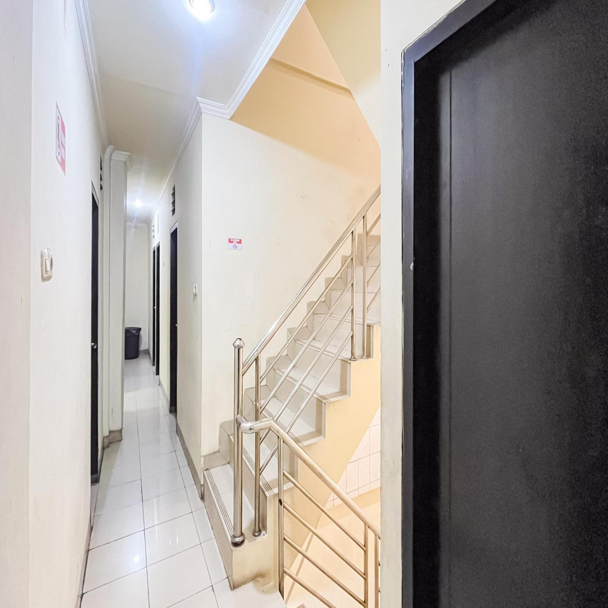 Arcadia Rooms Redpartner Jakarta Exterior photo